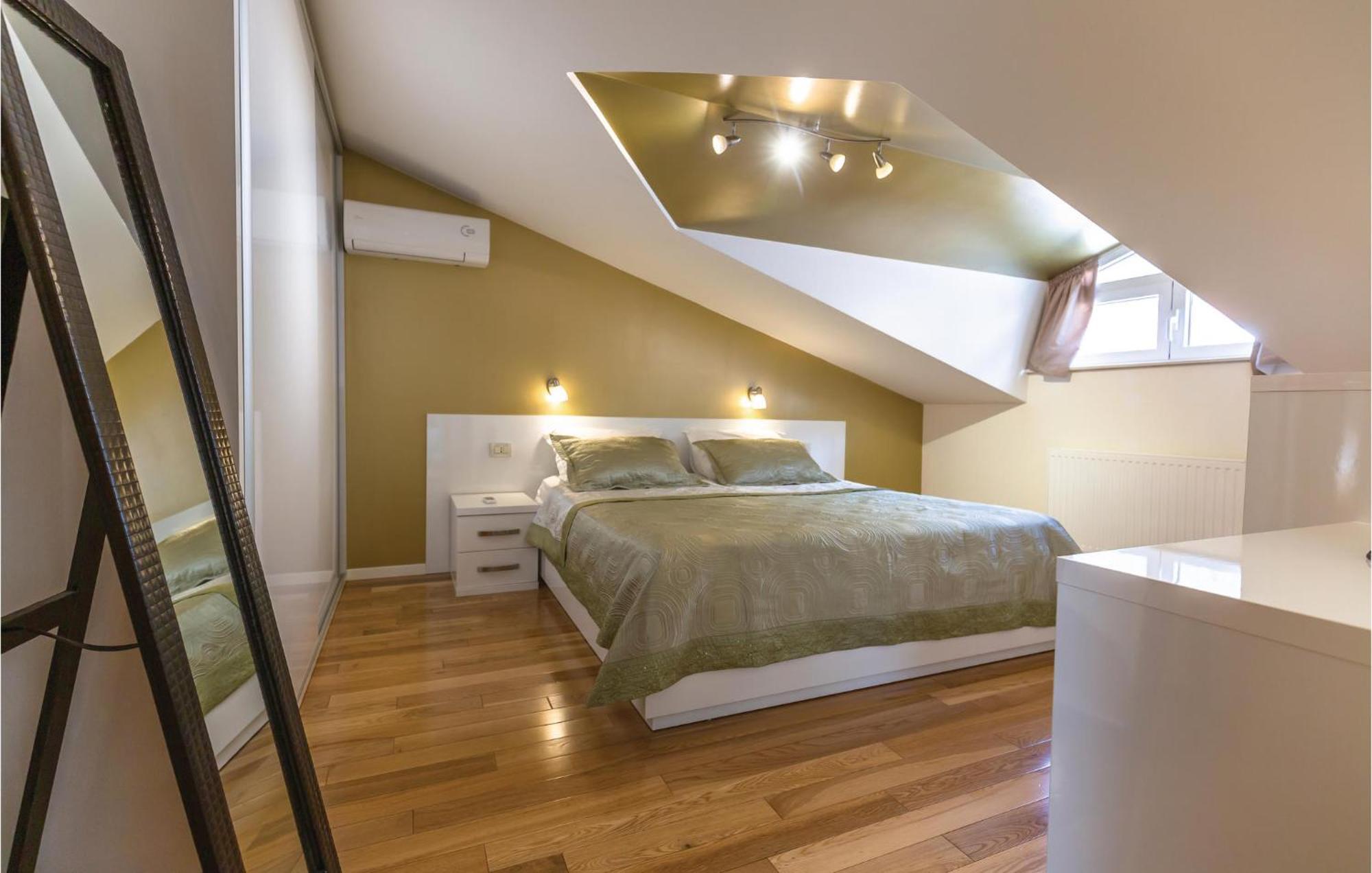 Lovely Apartment In Makarska With Kitchenette ภายนอก รูปภาพ