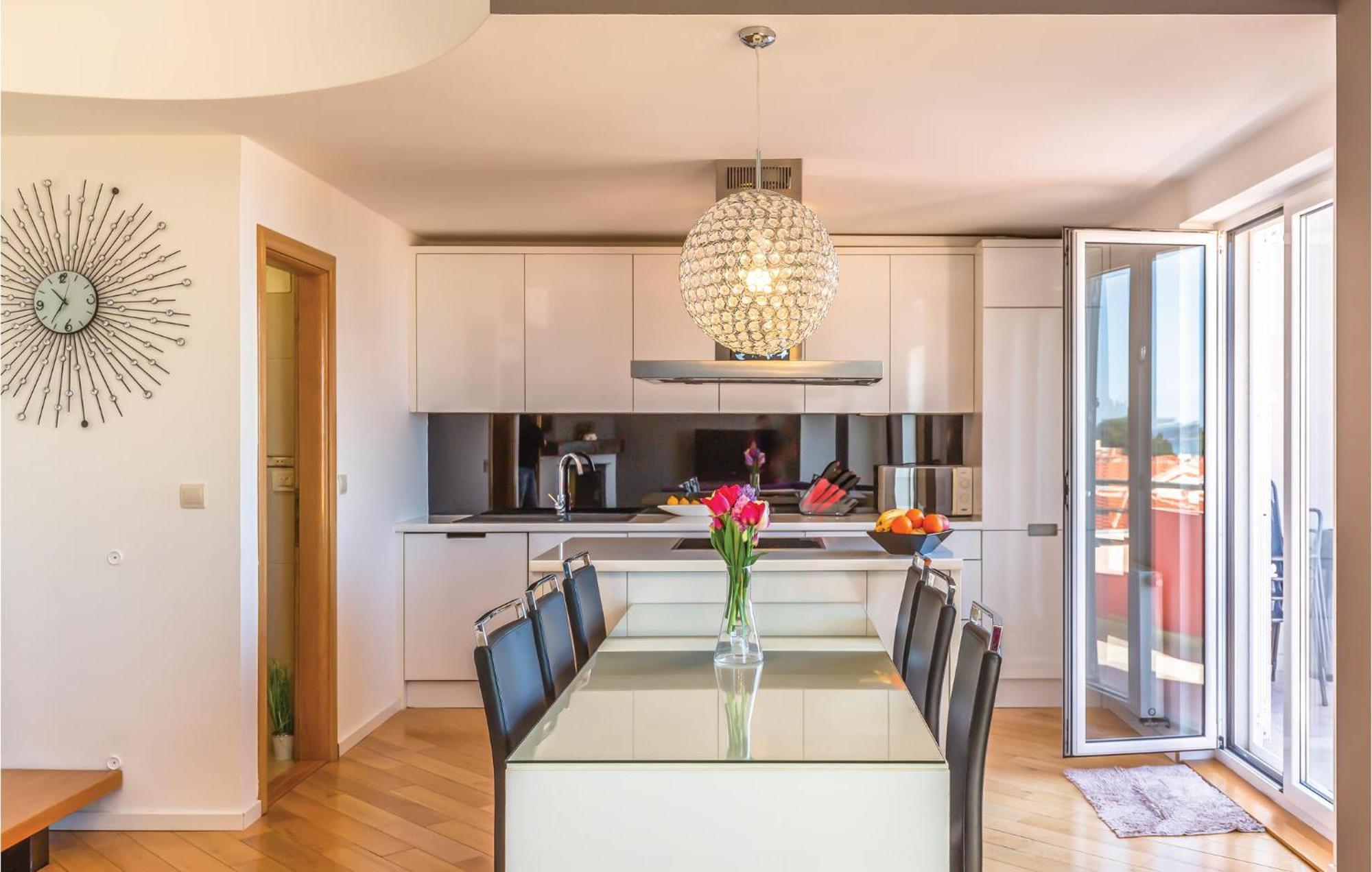 Lovely Apartment In Makarska With Kitchenette ภายนอก รูปภาพ